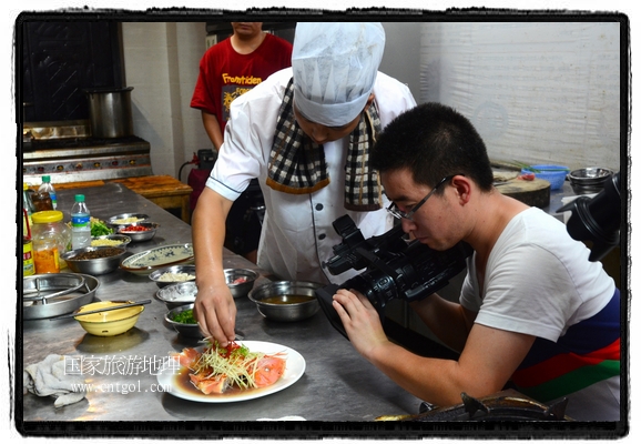 此次攝制組通過拍攝婺源代表名菜糊豆腐、粉蒸肉、荷包紅魚、賽鵝頸及地方小吃清明果、灰汁果、糯米子糕等來詮釋婺源美食經(jīng)典，展示婺源食文化，打造獨(dú)屬婺源的美食符號(hào)。