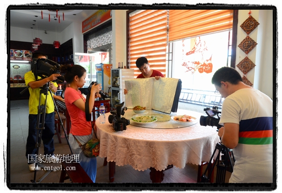 此次攝制組通過拍攝婺源代表名菜糊豆腐、粉蒸肉、荷包紅魚、賽鵝頸及地方小吃清明果、灰汁果、糯米子糕等來詮釋婺源美食經(jīng)典，展示婺源食文化，打造獨(dú)屬婺源的美食符號(hào)。