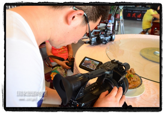 此次攝制組通過拍攝婺源代表名菜糊豆腐、粉蒸肉、荷包紅魚、賽鵝頸及地方小吃清明果、灰汁果、糯米子糕等來詮釋婺源美食經(jīng)典，展示婺源食文化，打造獨(dú)屬婺源的美食符號(hào)。