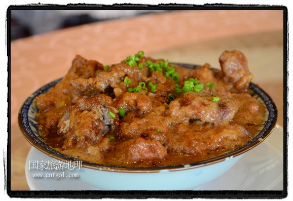 此次攝制組通過拍攝婺源代表名菜糊豆腐、粉蒸肉、荷包紅魚、賽鵝頸及地方小吃清明果、灰汁果、糯米子糕等來詮釋婺源美食經(jīng)典，展示婺源食文化，打造獨(dú)屬婺源的美食符號(hào)。