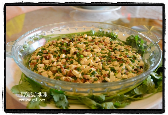 此次攝制組通過拍攝婺源代表名菜糊豆腐、粉蒸肉、荷包紅魚、賽鵝頸及地方小吃清明果、灰汁果、糯米子糕等來詮釋婺源美食經(jīng)典，展示婺源食文化，打造獨(dú)屬婺源的美食符號(hào)。