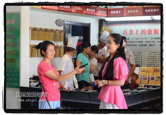 此次攝制組通過拍攝婺源代表名菜糊豆腐、粉蒸肉、荷包紅魚、賽鵝頸及地方小吃清明果、灰汁果、糯米子糕等來詮釋婺源美食經(jīng)典，展示婺源食文化，打造獨(dú)屬婺源的美食符號(hào)。