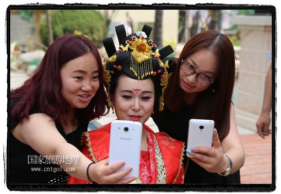 6月19日，端午節(jié)的前一天，甘肅平?jīng)鍪嗅轻紖^(qū)南山公園澳廈麗灣小區(qū)“邀請”唐朝被譽(yù)為四大美女之一的“楊貴妃”前來與市民見面，共度“端午佳節(jié)”。期間，“貴妃娘娘”由一名解說人員做向?qū)Вc小區(qū)居民一同游玩、賞景、互敬酒水、合影留念，并現(xiàn)場贈送大人小孩粽子、香包和糖果。