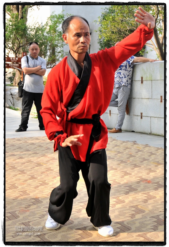 6月20日，小朋友們和中國(guó)武術(shù)愛好者們?cè)诮魇℃脑纯h熹園景區(qū)表演中國(guó)傳統(tǒng)的中國(guó)武術(shù)功夫，吸引許多游人前來駐足觀看。當(dāng)日是中國(guó)傳統(tǒng)的端午節(jié)，江西省婺源縣的中國(guó)武術(shù)愛好者們通過表演中國(guó)武術(shù)功夫，打太極，表演了少林棍、硬氣功、自選拳等少林寺功夫，讓孩子們從小學(xué)習(xí)中國(guó)武術(shù)，傳承中國(guó)武德，感受先人過端午的氛圍。