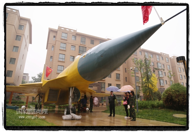 小區(qū)突然出現(xiàn)“飛機坦克”，其中殲15艦載戰(zhàn)斗機一架、99式主戰(zhàn)坦克一輛、武直-10武裝直升機一架，吸引了眾多市民雨中圍觀、合影。