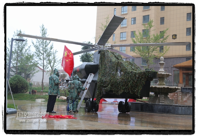 小區(qū)突然出現(xiàn)“飛機坦克”，其中殲15艦載戰(zhàn)斗機一架、99式主戰(zhàn)坦克一輛、武直-10武裝直升機一架，吸引了眾多市民雨中圍觀、合影。