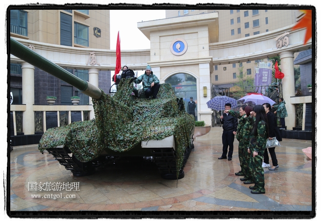 小區(qū)突然出現(xiàn)“飛機坦克”，其中殲15艦載戰(zhàn)斗機一架、99式主戰(zhàn)坦克一輛、武直-10武裝直升機一架，吸引了眾多市民雨中圍觀、合影。