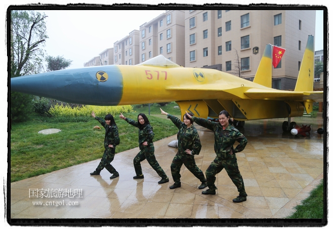 小區(qū)突然出現(xiàn)“飛機坦克”，其中殲15艦載戰(zhàn)斗機一架、99式主戰(zhàn)坦克一輛、武直-10武裝直升機一架，吸引了眾多市民雨中圍觀、合影。