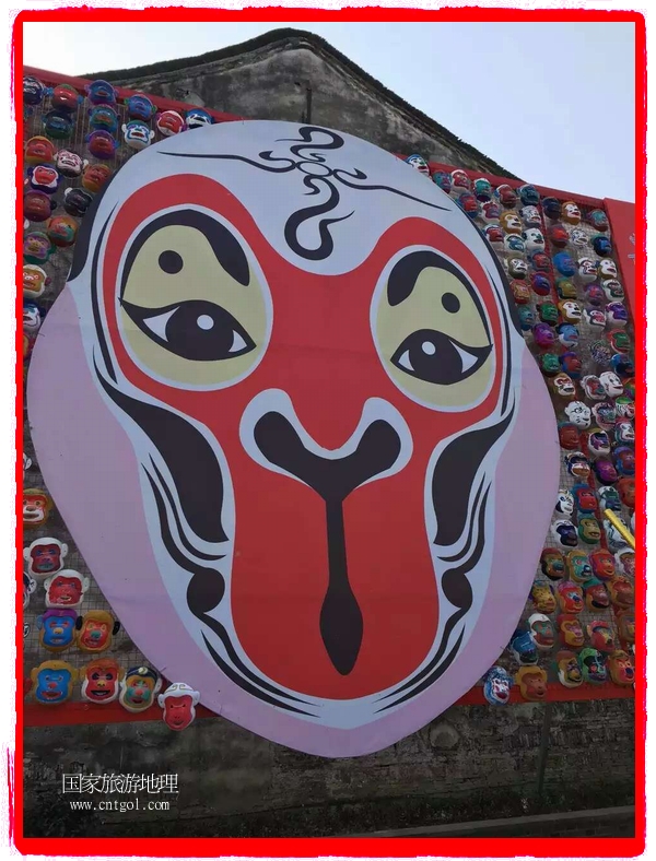 中國規(guī)模最大的猴面具彩繪在南潯古鎮(zhèn)展示。猴子真是今年最紅的動物。 