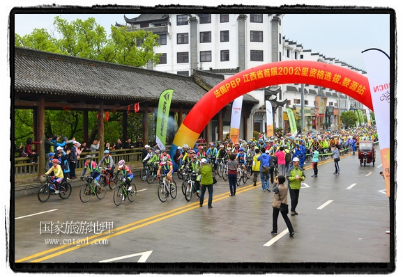 來自江西、安徽、浙江、福建等省市近千名選手參加了比賽，婺源賽道沿途的秀美風光和徽派古村落，給參賽選手留下美好的印象。