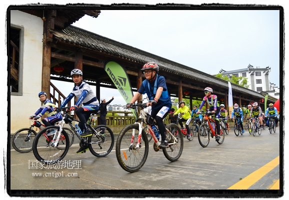 來自江西、安徽、浙江、福建等省市近千名選手參加了比賽，婺源賽道沿途的秀美風光和徽派古村落，給參賽選手留下美好的印象。