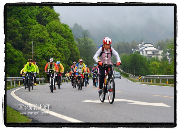 來自江西、安徽、浙江、福建等省市近千名選手參加了比賽，婺源賽道沿途的秀美風光和徽派古村落，給參賽選手留下美好的印象。