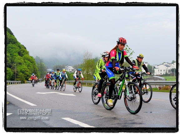 來自江西、安徽、浙江、福建等省市近千名選手參加了比賽，婺源賽道沿途的秀美風光和徽派古村落，給參賽選手留下美好的印象。