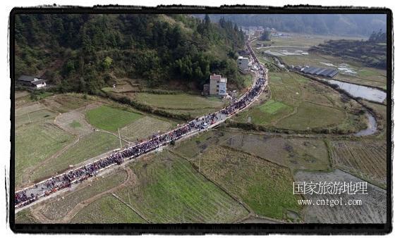 1700桌合攏宴，總長(zhǎng)3.7公里，10380人同桌就餐，創(chuàng)歷史之最