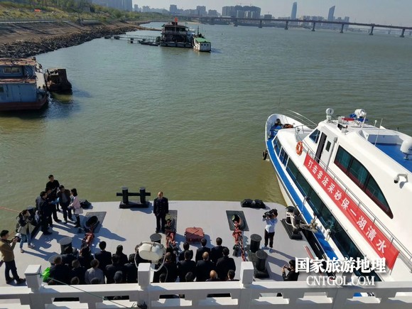 江西開展呵護一湖清水，嚴(yán)厲打擊非法采砂行動（圖）